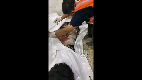 مشاهد قاسية.. 8 شهداء بينهم أطفال جراء استهداف الاحتلال منزلاً لعائلة الشامي في المخيم غزة