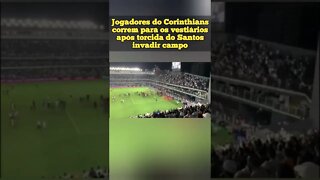 Jogadores do Corinthians correm para os vestiários após torcida do Santos invadir campo. #shorts