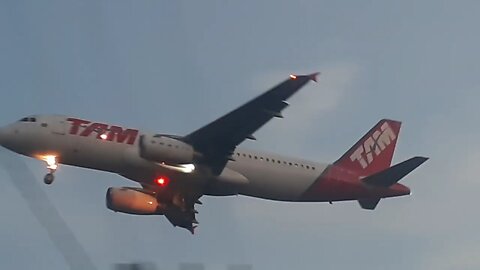 Airbus A320 PT-MZU vindo de Fortaleza/Embraer 195 PR-AUH vindo de Tabatinga para Manaus