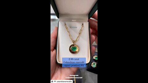 2.30 Carat Bezel-Set Colombian emerald heart signet bold Necklace in 18K Yellow Gold. 18" present