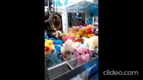 pegando urso pelucia na maquina completo