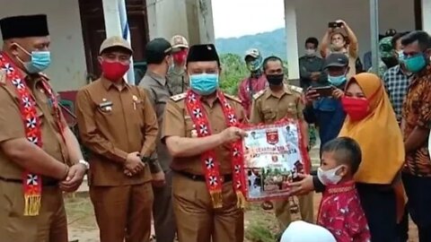 Wabup Lambar Mad Hasnurin Bagikan Seragam Sekolah Gratis di SD SuKa Mulya, Imbau Patuhi Prokes