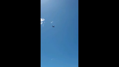 un avion vu d'un drone