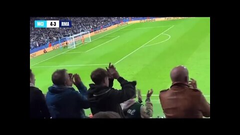 Karim Benzema receiving a standing ovation from the Manchester City fans after his panenka