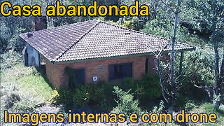 casa de tijolo a vista e laje abandonada filmada internamente e com drone