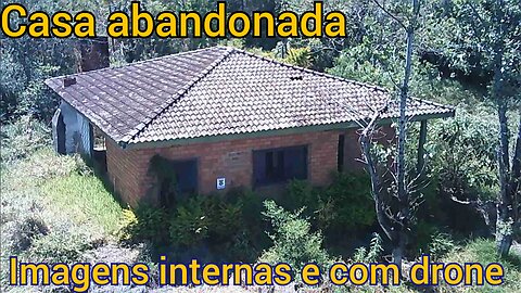 casa de tijolo a vista e laje abandonada filmada internamente e com drone