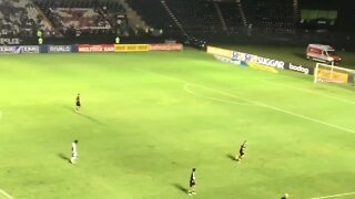 Léo Matos sendo xingado após marcar um gol