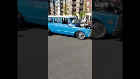 BIG SUPERCHARGER ON 70'S CHEVY SUBURBAN