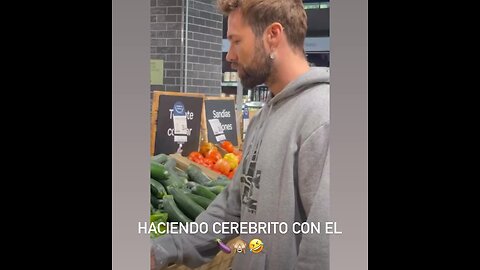 Dando amor al pepino🤣😊