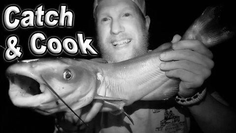 Catch and Cooking Catfish On The Fires Coals / Day 5 Of 30 Day Survival Challenge Texas