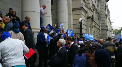 Supporters of both sides in De Lille vs DA battle gather outside Cape Town court (fsL)