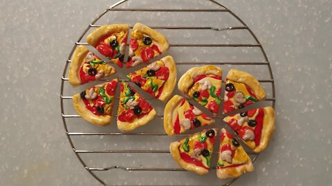 Doll Food DIY - Doll Pizza DIY - Miniature Pizza DIY - How to make doll pizza - Polymer clay pizza