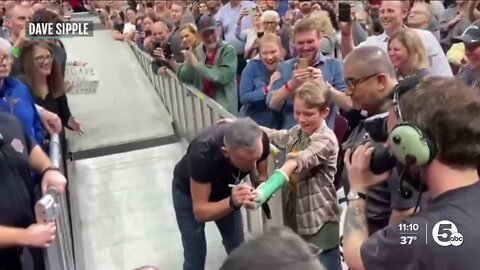 Bruce Springsteen signs cast of 11-year-old fan during concert in Cleveland