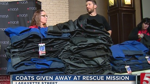 Country Star Passes Out Coats At Rescue Mission