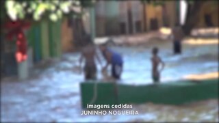 Gov. Valadares: flagrante de crianças se divertem com água da enchente no São Tarcísio