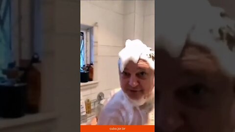 Jacquin posta vídeo banhando, após afirmar que não tomar banho em podcast