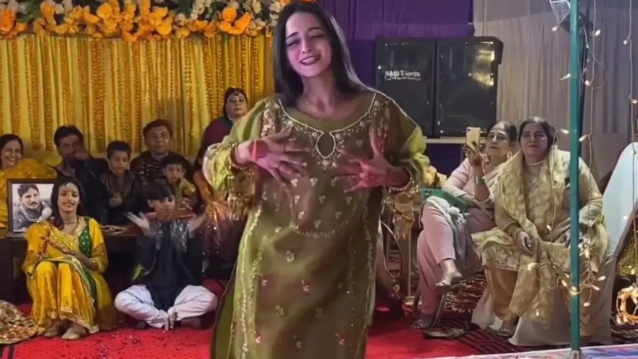 Pakistani Tiktoker Girl Ayesha Mano Full Dance Video HD | Mera Dil Ye  Pukare Aaja | 2022 | Okara