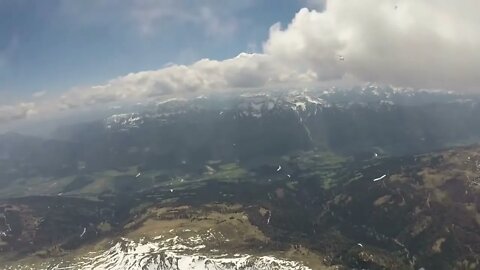 (Sport 02)/A glider circling the snowy mountains is like a fairyland