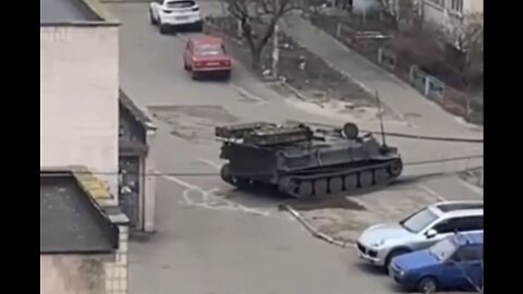 Russian tank enters northern Kiev suburb