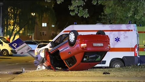 U sudaru dva osobna automobila, jedan završio na krovu