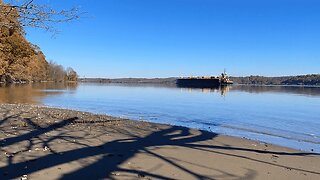 Timelapse Northbound Barge on Hudson River