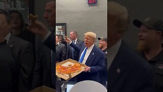 Trumps offers a slice of pizza 🍕 he bit #shorts #americanpolitician