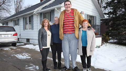 This Teen Is 7 Feet 8 Inches Tall And Won't Stop Growing