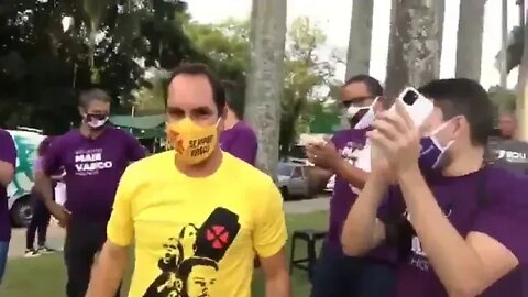 Edmundo recebendo o carinho da Mais Vasco na sede do Calabouço durante a eleição