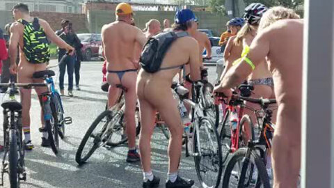 Watch: Naked Capetonians Cycle for Climate Change (2)