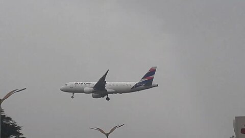 Airbus A320 PR-TYA na aproximação final antes de pousar em Manaus vindo de Guarulhos