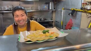 Eating at a Hawker Center In Singapore 🇸🇬