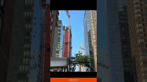 Guindaste usado em construção se desprende e atinge prédio em Nova York