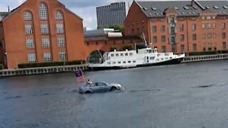 Homem registra carro flutuando em rio de Copenhague