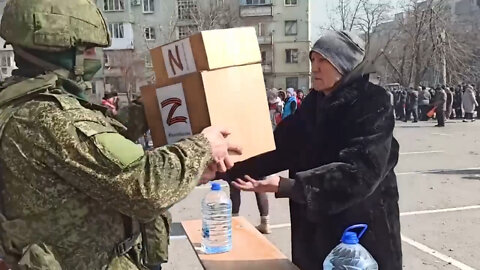 Mariupol emerges from the siege: “Z” forces distribute humanitarian aid boxes