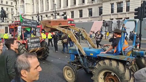 Farmers protest scares the kings guard horse walks backwards out of the box #horseguardsparade