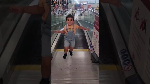 Baby shows no fear 😨 on escalator #viral #shorts #trending #escalator