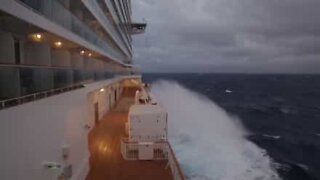 Panikk om bord! Cruiseskip fanget i en syklon