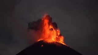 Spektakulära bilder av då vulkanen Reventador får ett utbrott på natten