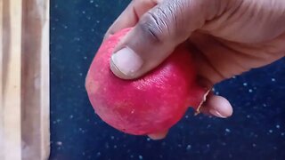 This is how you squeeze pomegranate juice