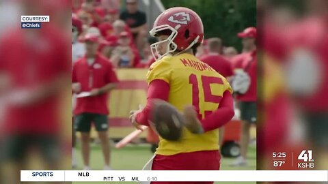 Patrick 'Magic' Mahomes completes behind-the-back pass during practice