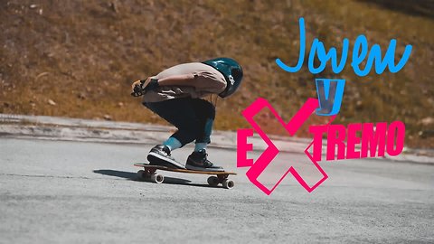 Joven y extremo: El skateboarder de downhill