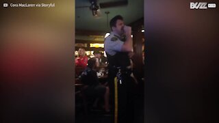 Poliziotto al karaoke stupisce con le sue doti canore