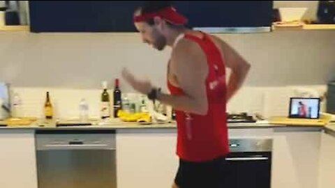 Ce sportif australien court un marathon dans son appartement !