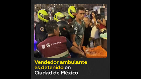 Policía en México tira al suelo comida de un vendedor ambulante