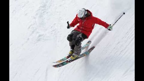 Tenso: esquiador leva queda sem fim na neve!