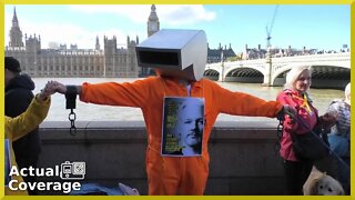 Human chain surrounds parliament for Julian Assange | LONDON | 8th October 2022