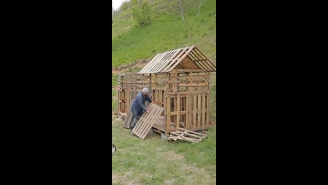 Would you build your own cabin out of pallets? 👀