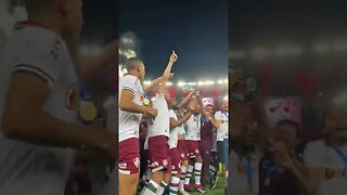 Fluminense levantando o troféu de campeão da Taça Guanabara de 2023
