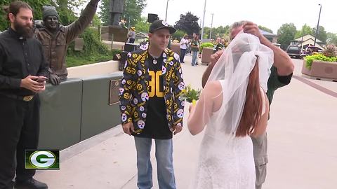 Couple weds at Lambeau before preseason game