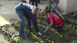 Wade Park students partner with Cleveland Police Department to beautify school campus